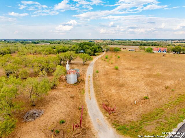 Listing photo id 70 for 423 Fm 2772