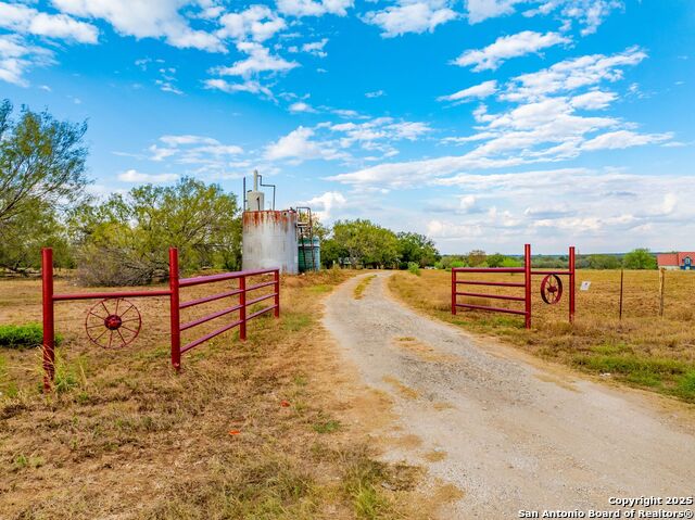 Listing photo id 72 for 423 Fm 2772