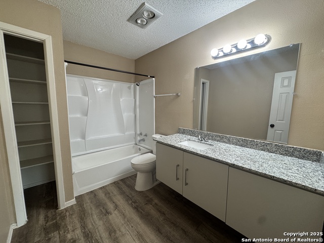 Listing photo id 8 for 6203 Valley Knight