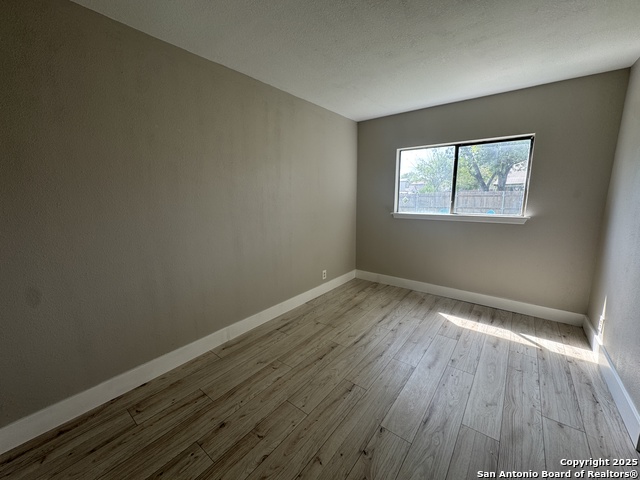 Listing photo id 5 for 6203 Valley Knight