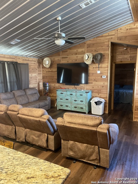 Listing photo id 8 for 125 County Road 402