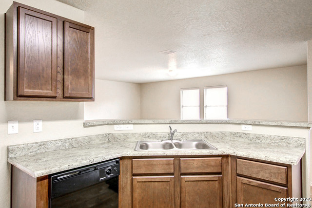 Listing photo id 11 for 7515 Whispine