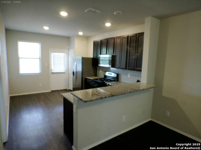 Listing photo id 1 for 5030 Sandstone