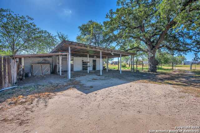 Listing photo id 21 for 3557 Fm 1346