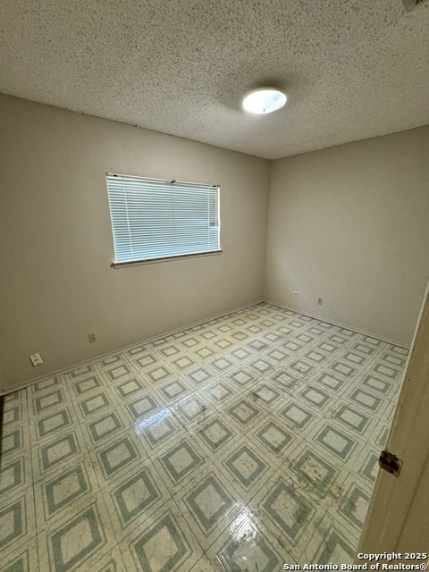 Image 18 of 27 For 4707 Swann Ln