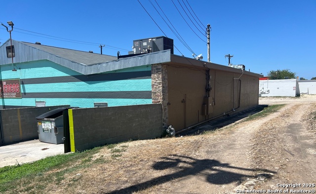 Listing photo id 1 for 1502 Bandera