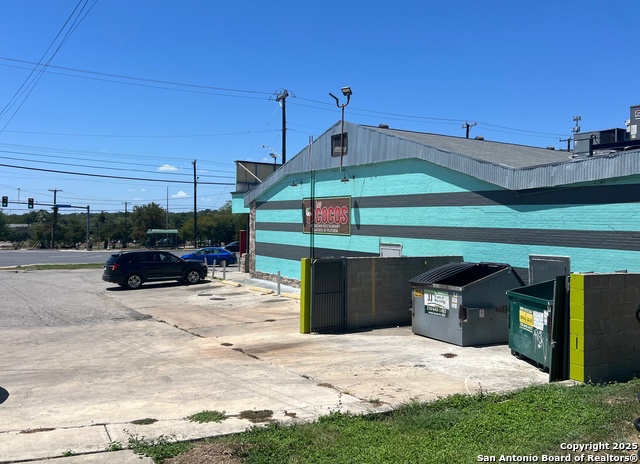 Listing photo id 3 for 1502 Bandera