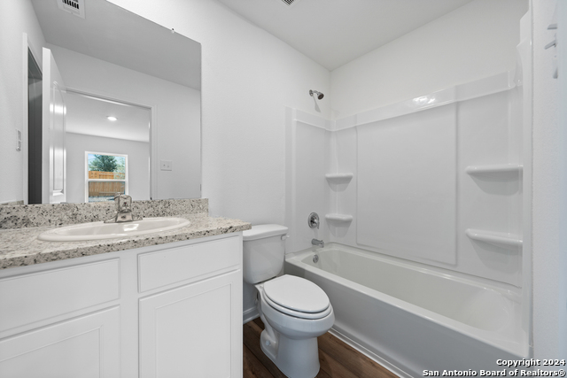 Listing photo id 10 for 15118 Waterow View