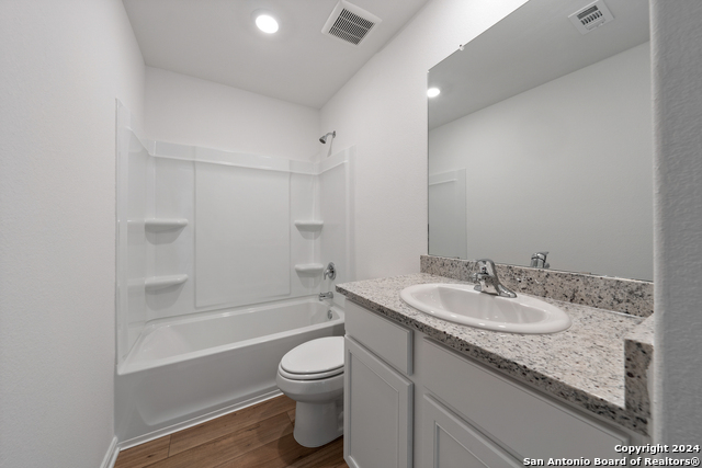 Listing photo id 13 for 15118 Waterow View