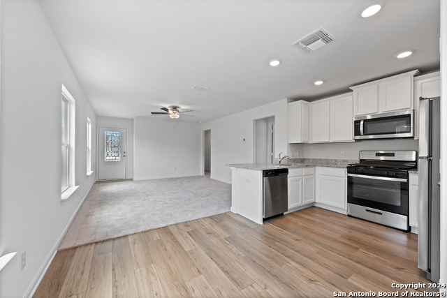 Listing photo id 7 for 15118 Waterow View