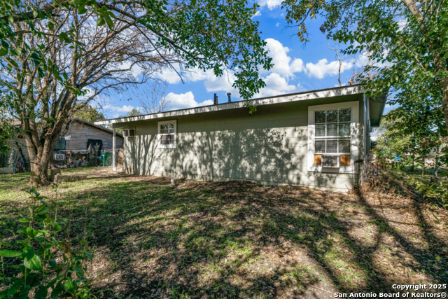 Listing photo id 21 for 1222 Thorain Boulevard