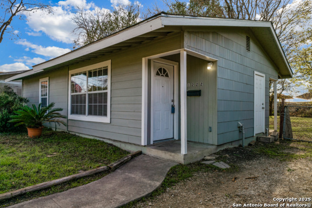 Listing photo id 3 for 1222 Thorain Boulevard