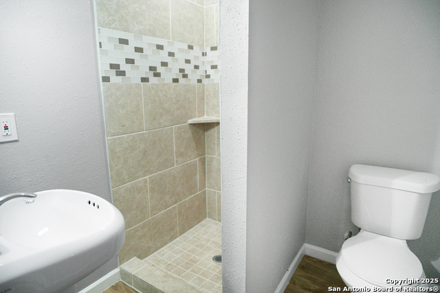 Image 12 of 24 For 1047 Poinsettia