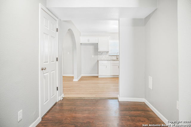 Image 19 of 24 For 1047 Poinsettia