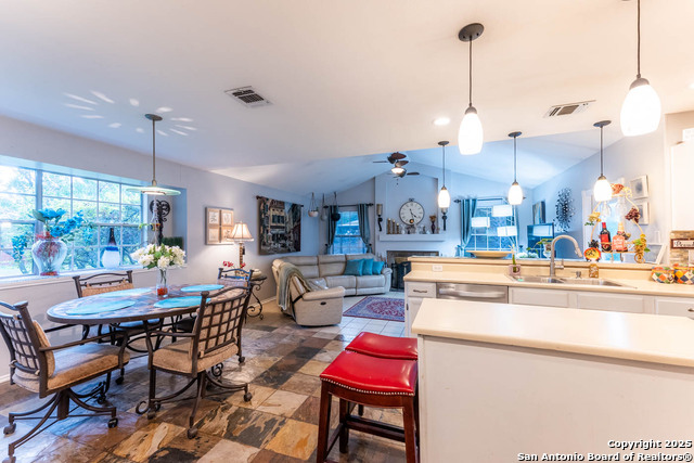 Listing photo id 9 for 5926 Woodridge Oaks