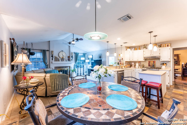 Listing photo id 10 for 5926 Woodridge Oaks