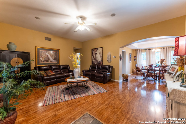 Listing photo id 2 for 5926 Woodridge Oaks