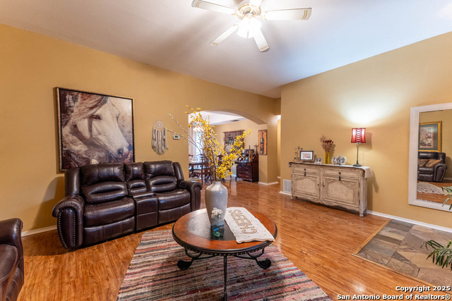 Listing photo id 3 for 5926 Woodridge Oaks