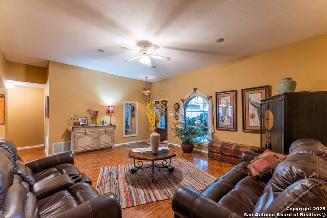 Listing photo id 4 for 5926 Woodridge Oaks