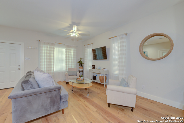Listing photo id 2 for 322 Mockert  