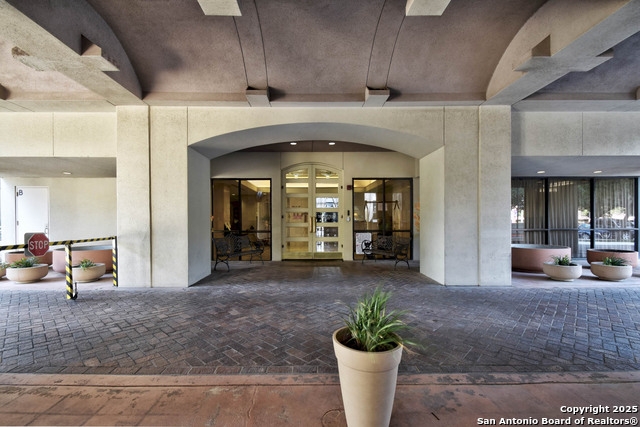 Listing photo id 21 for 7701 Wurzbach Rd  405