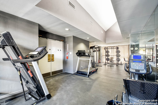 Listing photo id 27 for 7701 Wurzbach Rd  405