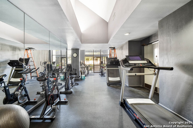 Listing photo id 28 for 7701 Wurzbach Rd  405