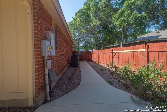 Listing photo id 15 for 8914 Timber Run