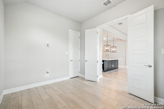 Image 18 of 34 For 355 Jereth