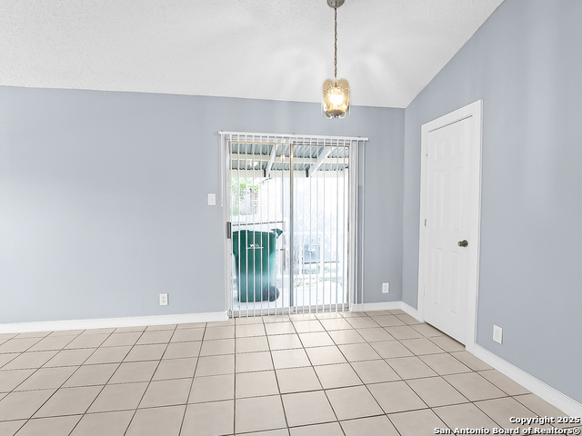 Listing photo id 3 for 715 Meadow Gate Dr.