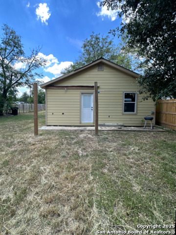 Listing photo id 11 for 710 Fifth St