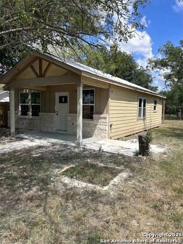 Listing photo id 3 for 710 Fifth St