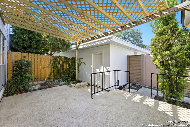 Listing photo id 22 for 6106 Vance Jackson 23
