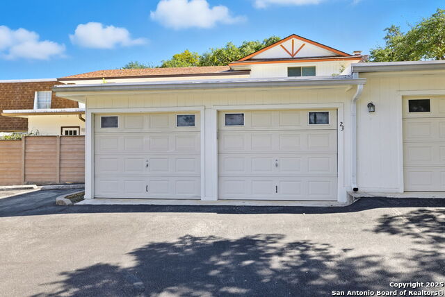 Listing photo id 26 for 6106 Vance Jackson 23