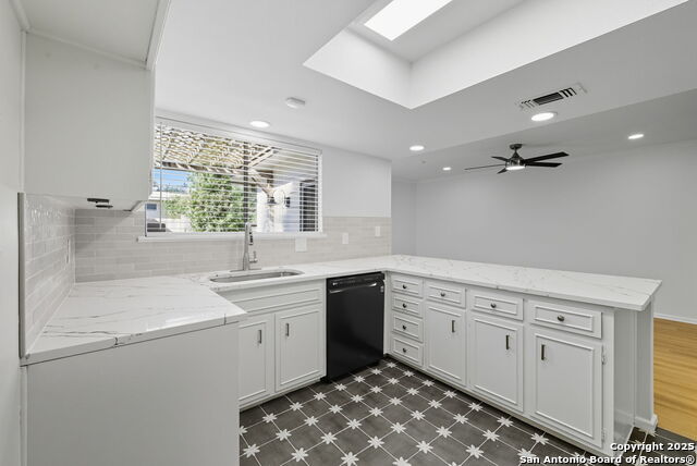 Listing photo id 6 for 6106 Vance Jackson 23