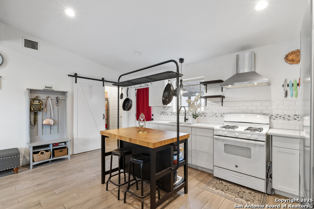 Listing photo id 10 for 519 Sandalwood