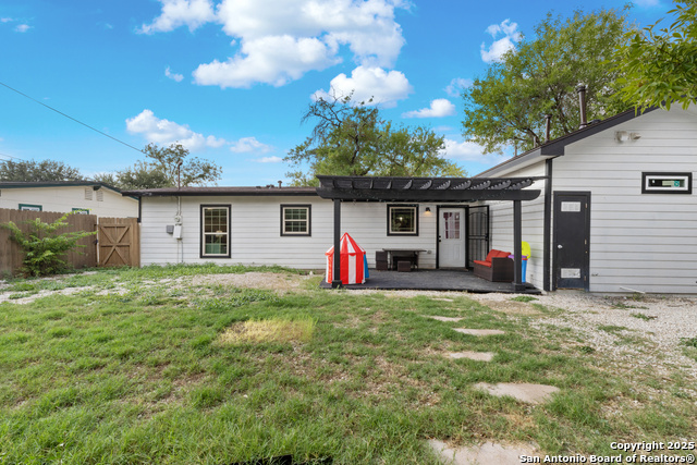 Listing photo id 22 for 519 Sandalwood