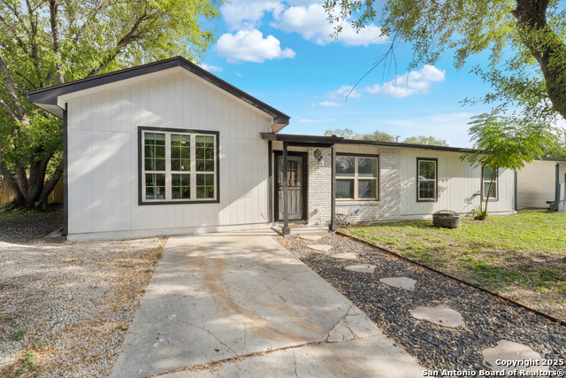 Listing photo id 1 for 519 Sandalwood