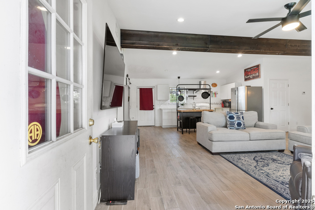 Listing photo id 6 for 519 Sandalwood