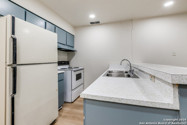 Image 6 of 14 For 3022 Redstart