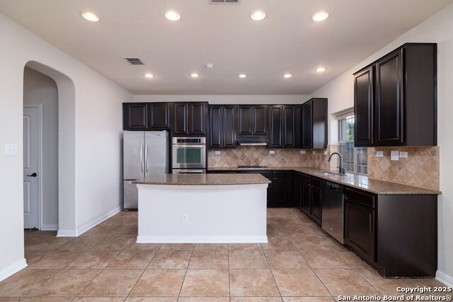 Listing photo id 12 for 1219 Ashbury Bay