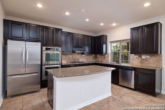 Listing photo id 13 for 1219 Ashbury Bay