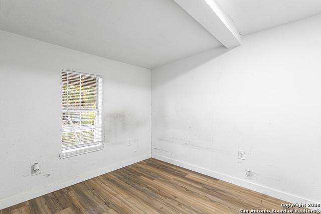 Listing photo id 12 for 3537 Laredo St S