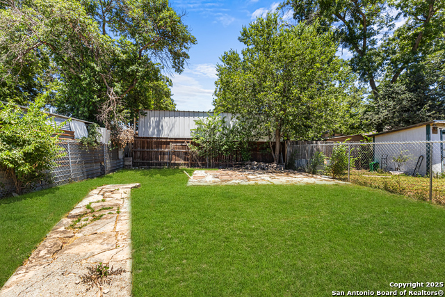 Listing photo id 17 for 3537 Laredo St S
