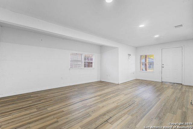 Listing photo id 2 for 3537 Laredo St S