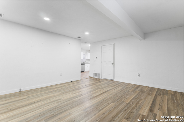 Listing photo id 3 for 3537 Laredo St S