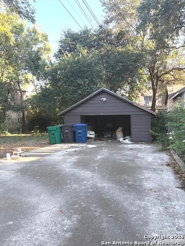 Image 11 of 24 For 210 Lullwood Ave E