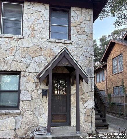 Image 3 of 24 For 210 Lullwood Ave E