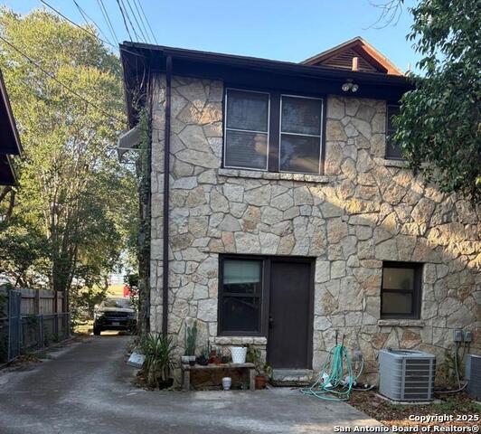 Image 8 of 24 For 210 Lullwood Ave E