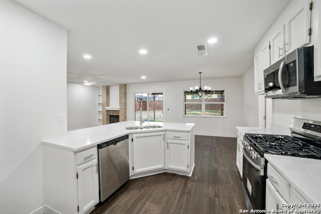 Listing photo id 8 for 5914 Brambletree
